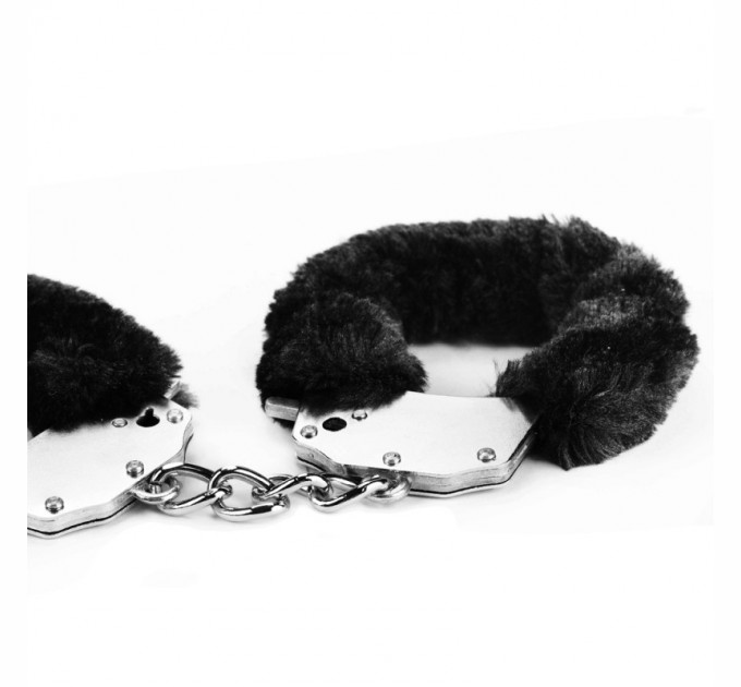 Металлические черные наручники с мехом Lovetoy Fetish Pleasure Fluffy Handcuffs